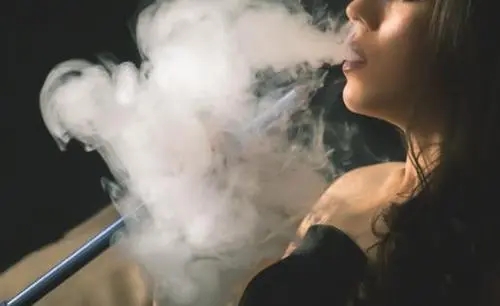 吸烟女性.webp.jpg